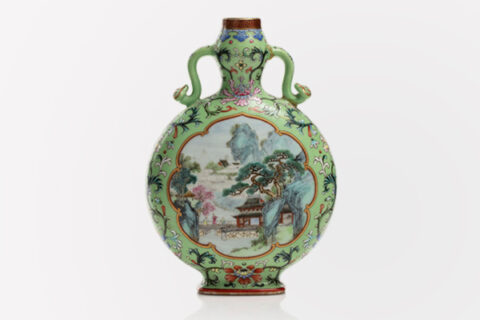 Vase gourde en porcelaine décor de vieillards sur fond blanc