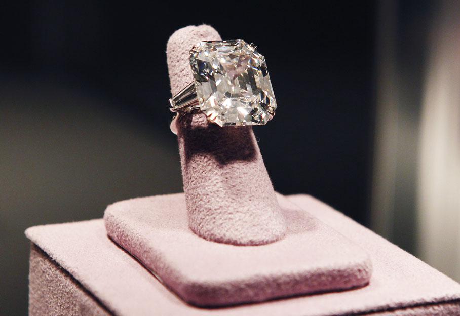 LIZ TAYLOR
Bague orné  d’un diamant de 33 c, Expertiser entre 1,6 et 2,4 millions d’euros FRED PROUSER / REUTERS