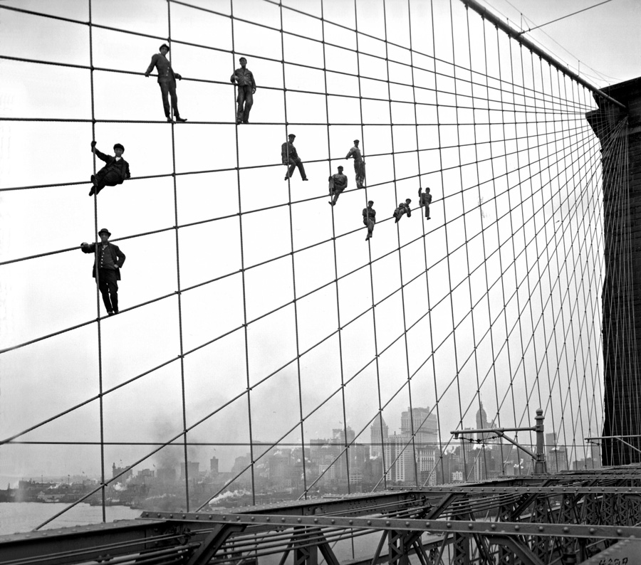 Photographie de peintres sur les câbles en suspension, octobre 1914, New York