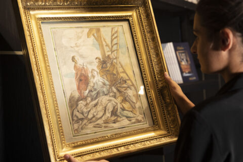 Une commissaire-priseur estime un dessin ancien dans le Luberon