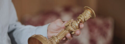 Un commissaire priseur expertise un bougeoir à Marseille