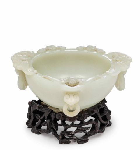 Coupe en jade sculpté sur socle en bois