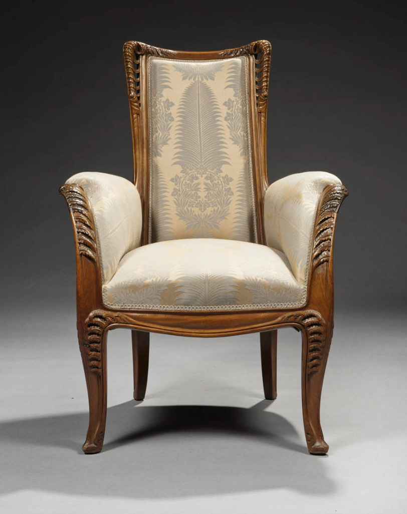Louis MAJORELLE (1859 - 1926) Superbe fauteuil "Fougères" en noyer massif. Estampillé "L. Majorelle Nancy" sur la ceinture à l'arrière.