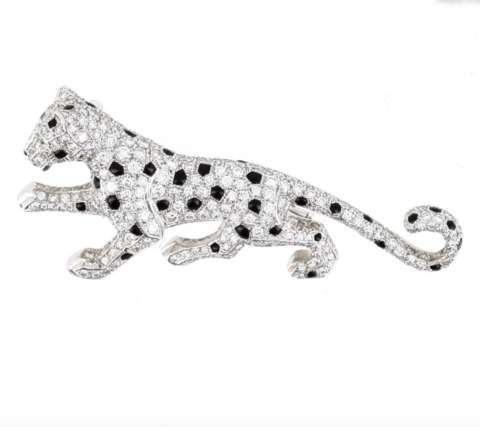 CARTIER Broche "Malia" en platine (950 millièmes) et or gris 18k (750 millièmes) figurant une panthère marchant. Adjugé 41 000 euros Millon