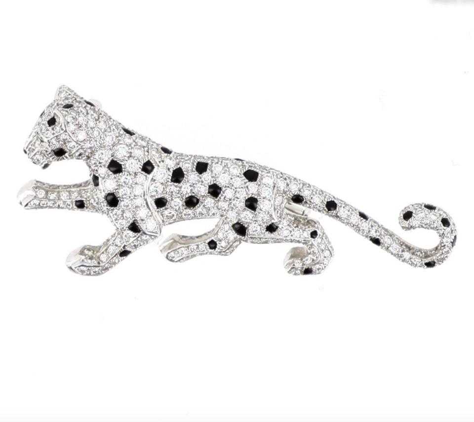 CARTIER Broche "Malia" en platine (950 millièmes) et or gris 18k (750 millièmes) figurant une panthère marchant. Adjugé 41 000 euros Millon