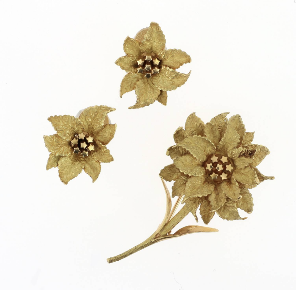 HERMÈS Demi-parure en or jaune 18k composée d'une paire de clips d'oreilles et d'une broche à motif de fleurs Adjugé 3 800 euros Millon