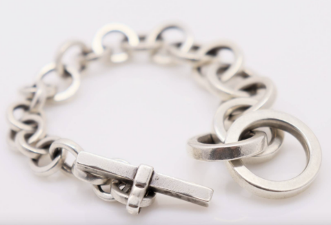 HERMES Bracelet en argent à maille forçat. Adjugé 1 800 euros Millon