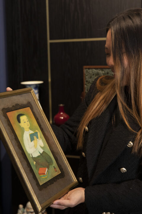 Une commissaire-priseur expertise un tableau chinois