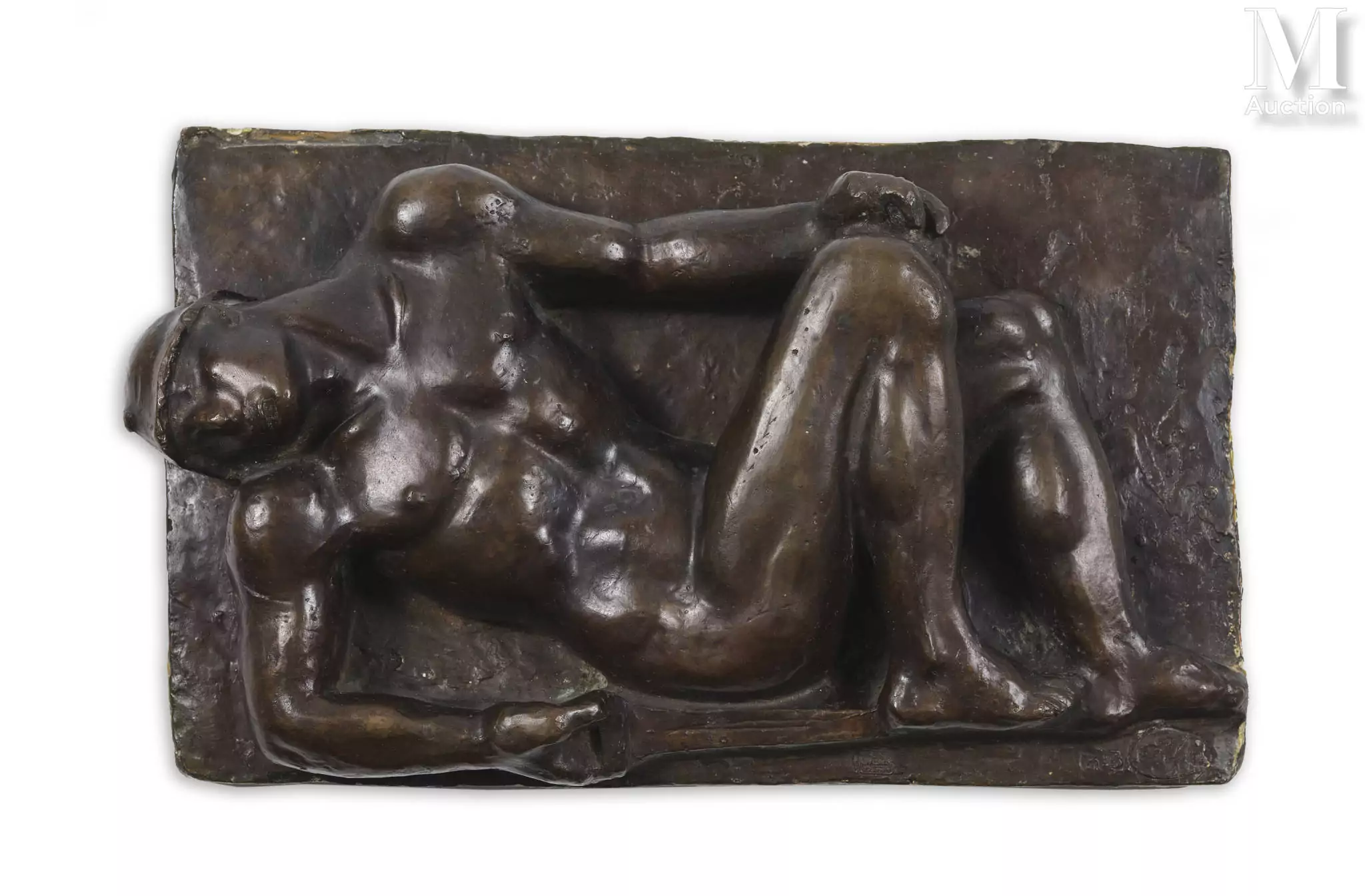 Aristide MAILLOL (1861-1944) Le guerrier Tombe, circa 1925 Bronze 21,5 x 34,9 cm Monogramme de l'artiste, numéroté n°3 avec la marque fonderie C. Valsuani