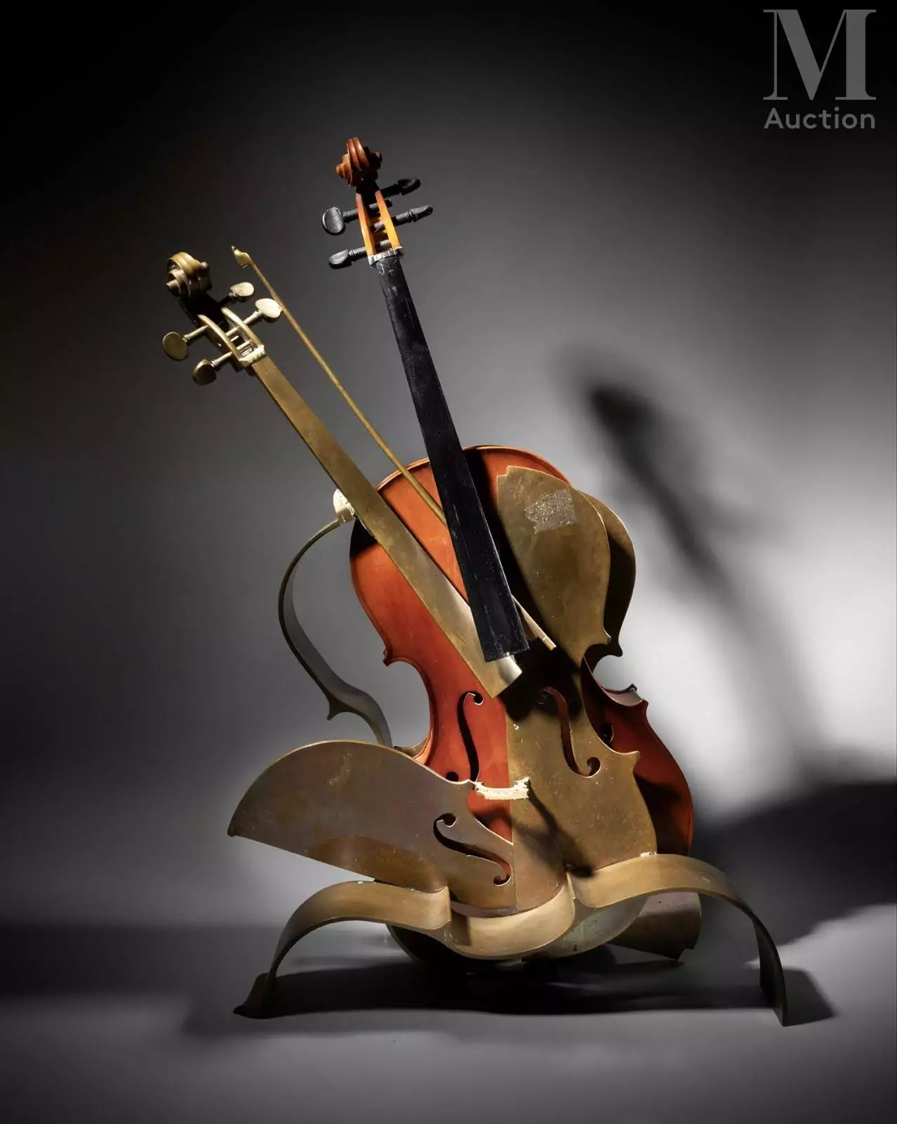 ARMAN (1928-2005) Sided, 1993 Bronze et violoncelles découpés, sculpture signée