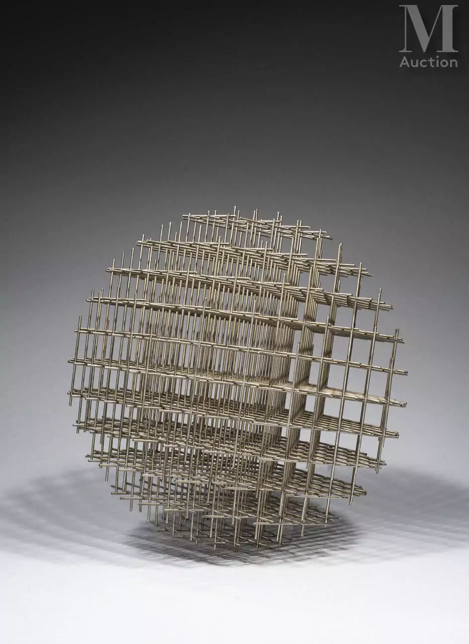 François MORELLET (né en 1926) Sphère-Trames, 1962 Tiges d acier inoxydable soudées par points. Sculpture signée, numérotée