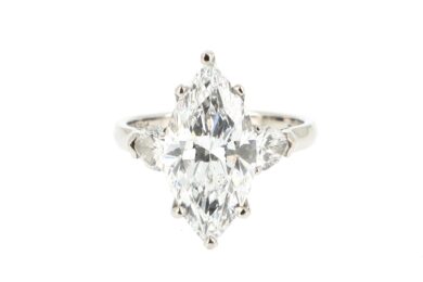 diamant taille navette moderne de 4.06 carats, épaulé de deux diamants taille poire.