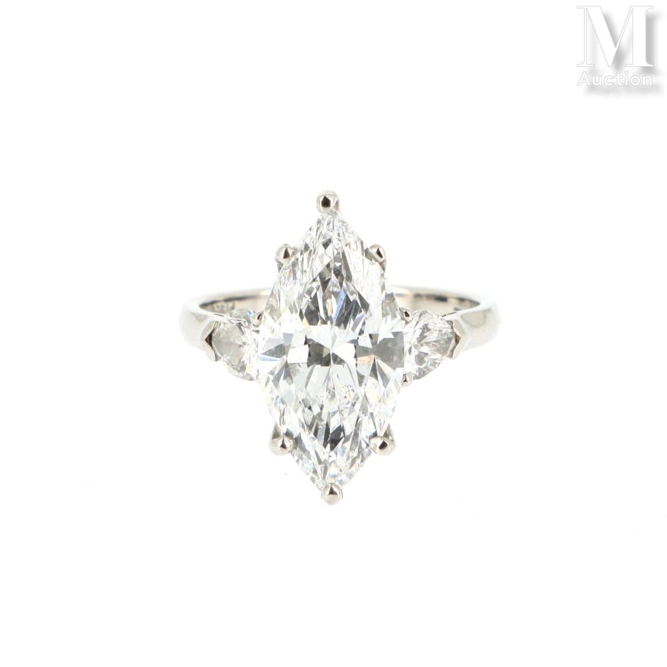 diamant taille navette moderne de 4.06 carats, épaulé de deux diamants taille poire.