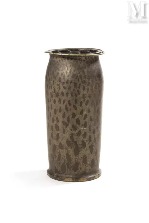 ean DUNAND (1877 - 1942) Important vase à corps tubulaire et col resserré évasé en dinanderie de cuivre (Maillechort). Décor oxydé de taches brunes sur un fond vert nuancé.