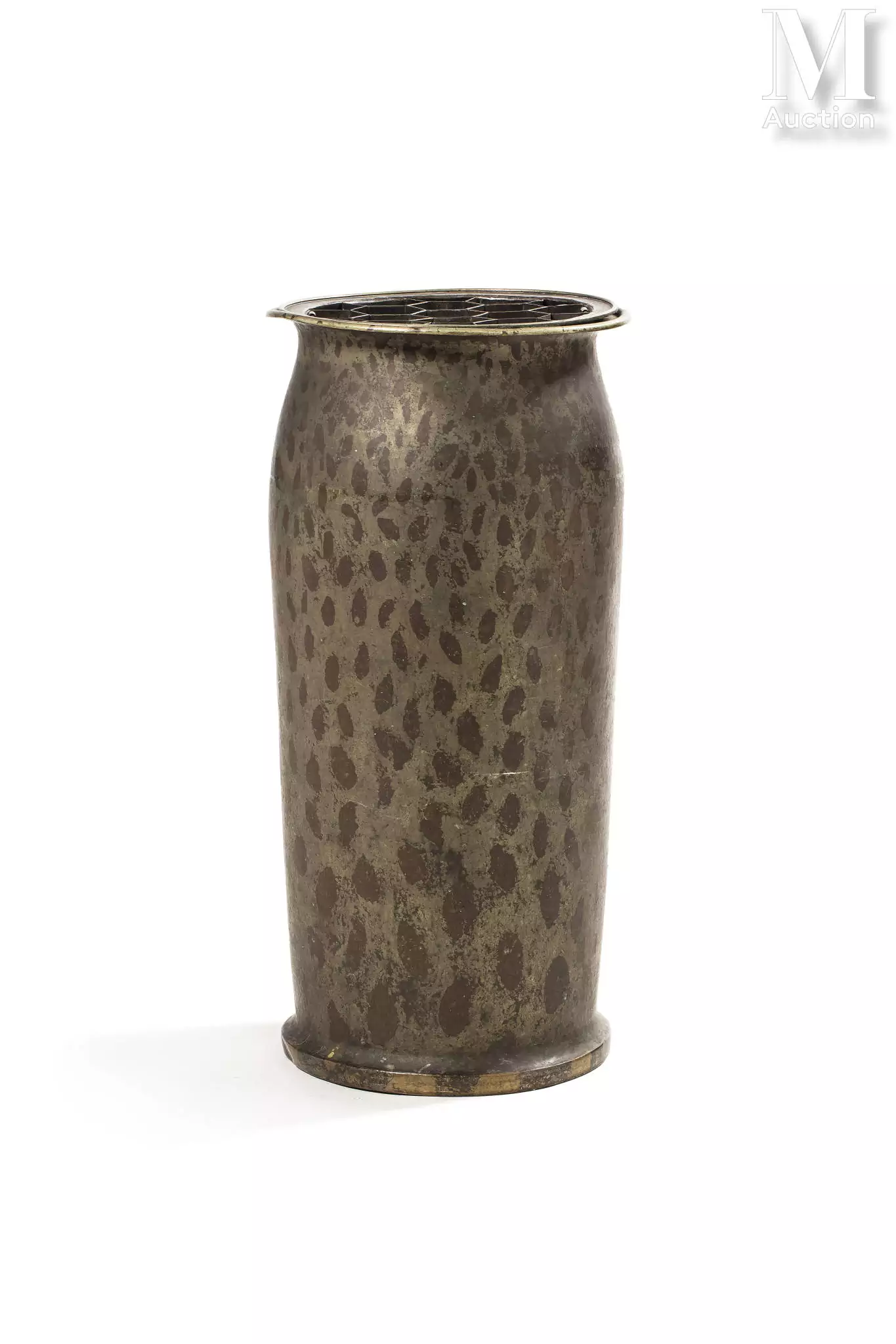 ean DUNAND (1877 - 1942) Important vase à corps tubulaire et col resserré évasé en dinanderie de cuivre (Maillechort). Décor oxydé de taches brunes sur un fond vert nuancé.