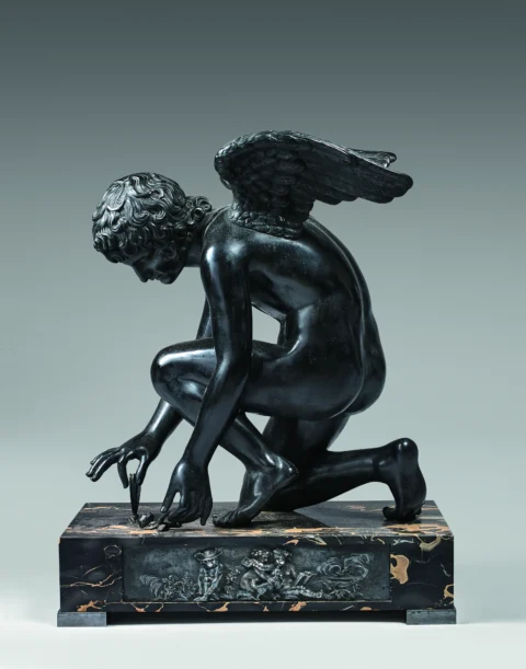 Antoine-Denis CHAUDET (1763-1810) : L’AMOUR AGENOUILLÉ JOUANT AVEC UN PAPILLON. Bronze à patine noire. Adjugé 5 500 euros Delvaux