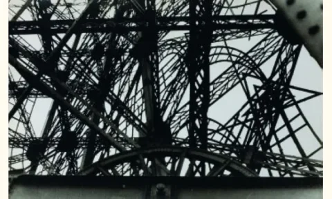 Germaine KRULL (1897-1985) La Tour Eiffel (détail à l'étoile) Paris, 1927 Tirage gélatino-argentique d'époque. Adjugé 12 000 euros PIASA