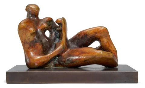 HENRY MOORE (Castleford 1898-1986 Much Hadham) Maquette d'une mère et d'un enfant couchés. 1974. Bronze, patine brune. Adjugé 75 000 CHF Koller