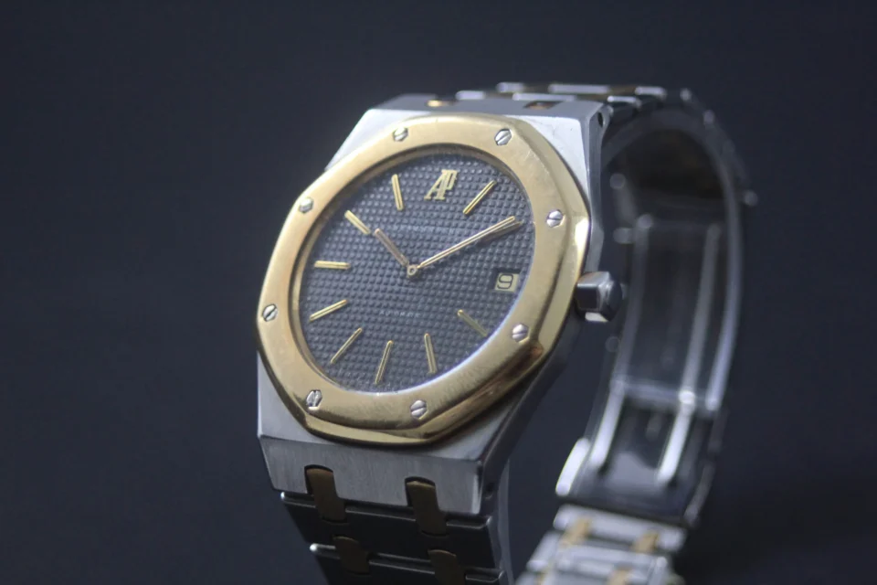 AUDEMARS PIGUET Royal Oak Jumbo Vers 1976. Exceptionnelle et rare montre extrêmement bien conservée en or jaune et acier, cadran champagne index bâtons appliqués. Adjugé à 53 000 €