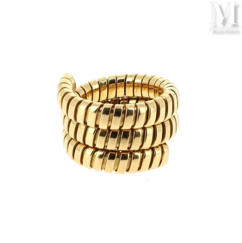 BULGARI
Bague "Serpenti" en or jaune 18k (750 millièmes) formée d'une maille souple tubogaz.