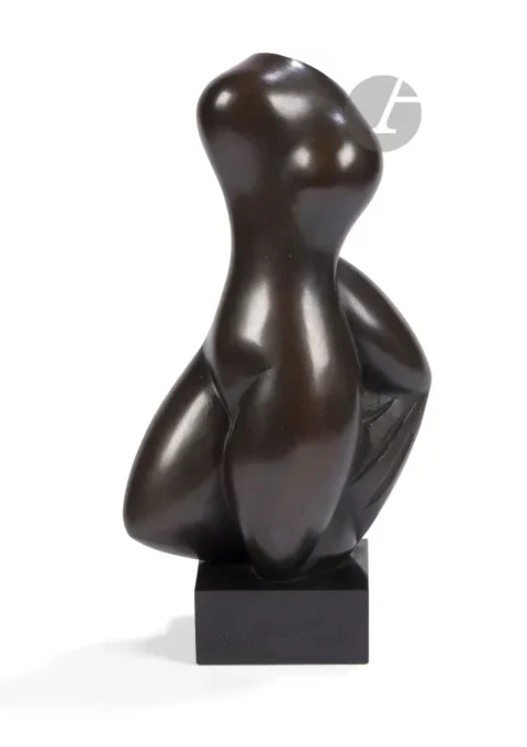 Baltasar LOBO CASUERO [espagnol] (1910-1993)Torse à la draperie, 1972 Épreuve en bronze à patine brune. Adjugé 26 000 euros ADER