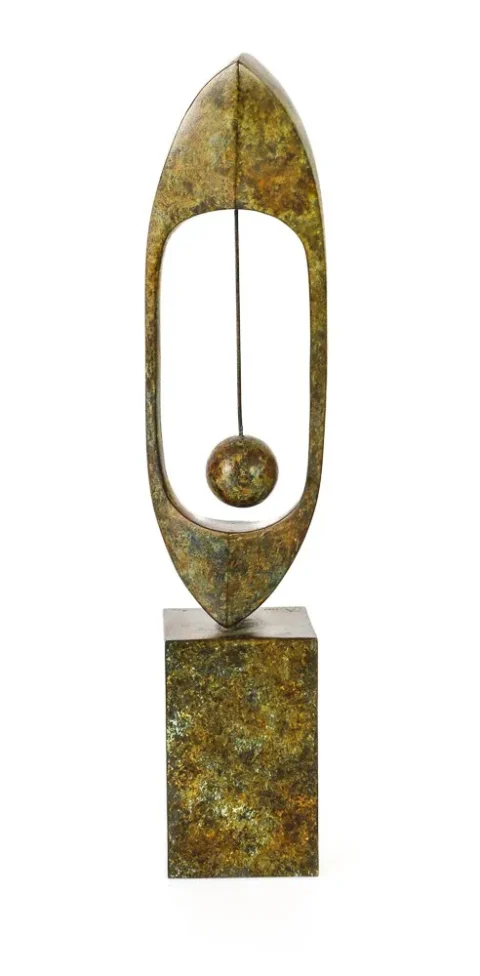 Carmelo ARDEN-QUIN (1913-2010) Composition Madi à la boule - 1957 Sculpture en bronze à patine brun-vert nuancé Adjugé à 4 000 €, CANNES ENCHERES