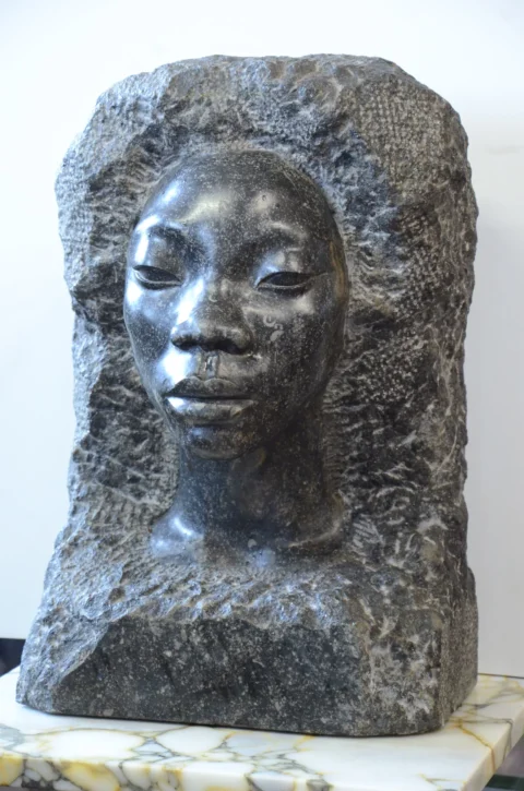 Sculpture en marbre "Matari" signée Jeanne Tercafs et datée 1936 Adjugé 21 000 euros Rops