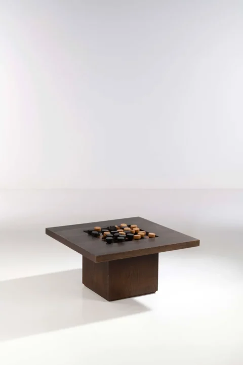 Pol Bury (1922-2005) Table damier, circa 1990 Bois, aimant et moteur électrique Adjugé à 13 000 €, Piasa