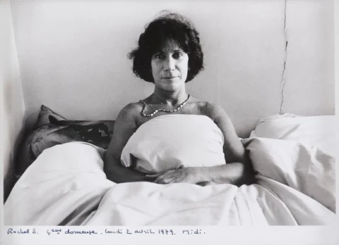 Sophie CALLE (né en 1953)« Les dormeurs », Rachel Sindler, 4ème dormeuse 8 photographies argentiques noir et blanc Adjugé 6 300 euros Briscadieu