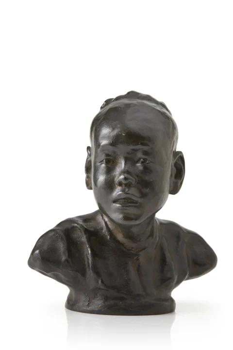 Bronze à patine brune figurant un jeune homme asiatique en buste.Adjugé à 3442 €, Delon-Hoebanx