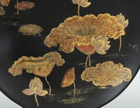 TRAN PHUC DUYEN (1923-1993) ECOLE DES BEAUX-ARTS DE L'INDOCHINE (INDOCHINA FINE ARTS COLLEGE), 16TH PROMOTION (1942) Lotus pond Shallow dish, c.1950 Gilt and polychrome lacquer on a mirror black background, on wood Adjugé à 9 500 €, Adam's