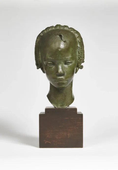 Anna QUINQUAUD 1890 - 1984 TÊTE DE FILLETTE FOULAH, Circa 1937 Bronze à patine brune nuancée vert Adjugé à 35 800 €