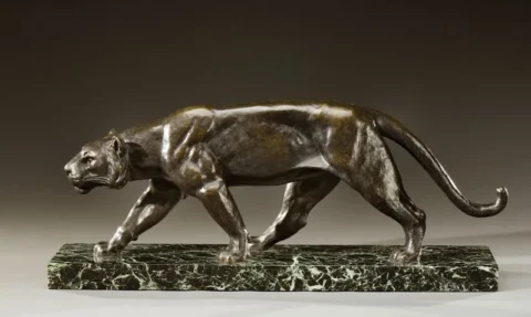 ALEXANDRE OULINE (actif de1918 à 1940) Sculpture en bronze à patine brune figurant une lionne à l’affût reposant sur une base rectangulaire en marbre noir veiné vert.Adujé à 15 590 €