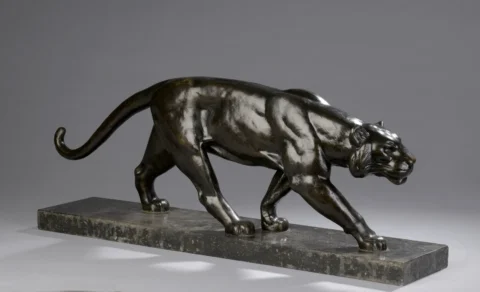 OULINE Alexandre, act. 1918-1940 Lionne marchant bronze à patine brune nuancée sur socle en granit noir poli Adujé à 1 900 €