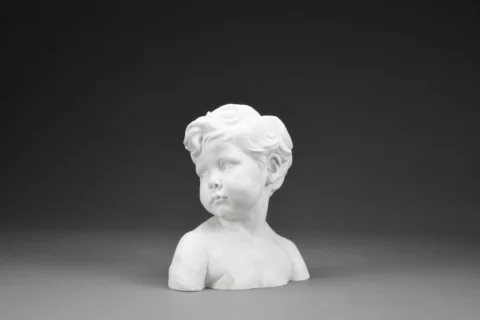 SEVRES, d'après Aimé Jules DALOU (1838 - 1902) Buste d'enfant, ou étude pour l'un des enfants du "Monument aux petits-enfants de la reine Victoria" Biscuit Adjugé à 200 €