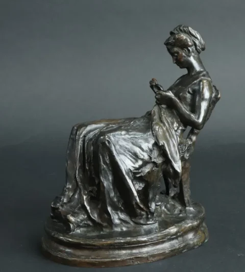 Aimé-Jules DALOU (1838-1902)"Brodeuse à son ouvrage", bronze à patine nuancée, signé sur la terrasse, cachet de fondeur Hébrard cire perdue, portant le numéro 5 entre parenthèses Adjugé à 9 000 € 