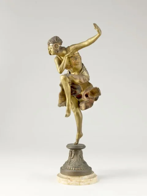 COLINET Claire-Jeanne-Roberte (1880-1950) : SCULPTURE en bronze à patine or, cuivre et argent, représentant une danseuse hindoue, sur une colonne ronde et cintrée, à décor de frises de perles, feuillages stylisés et de Trinité, reposant sur un socle de marbre brècheAdjugé à 1 700 € 