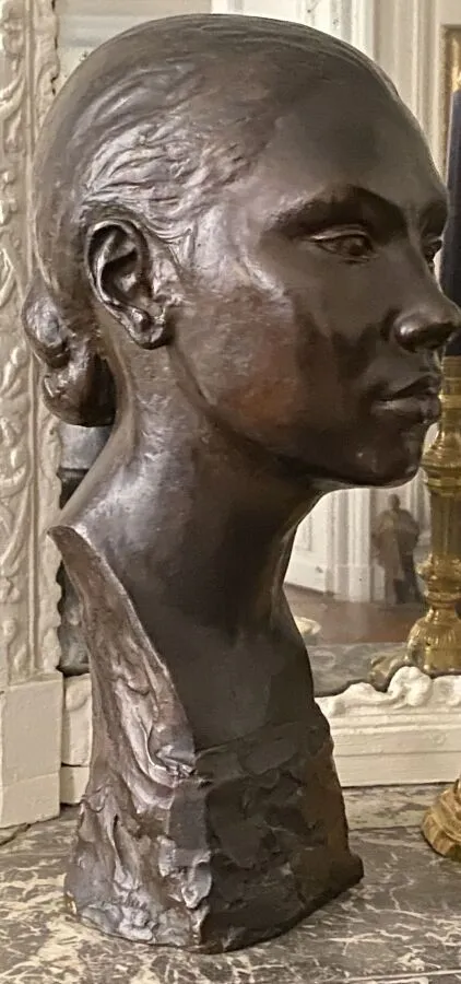 LEVY-KINSBOURG Clarisse (1896-1959) : « Buste de jeune femme d'Indochine », bronze à la cire perdue à patine brune nuancée, signé, annoté « Cire perdue », marqué en creux « Susse Frères ED PARIS », cachet circulaire Susse Frères Paris, cachet en creux bronze et numéroté 6. Vers 1930.