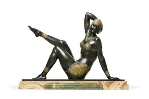 Demeter Haralamb CHIPARUS (1886 - 1947), d'après "Danseuse à la plage" ou "La Baigneuse égyptienne". Importante sculpture en bronze patiné verte et dorée figurant une danseuse sur une base en onyx. Adjugé à 33 800 €