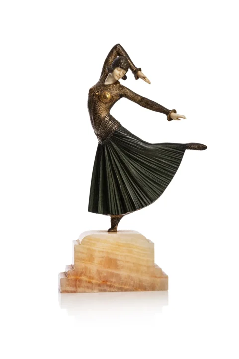 Demeter Haralamb CHIPARUS (1886-1947) "Ayouta" Sculpture chryséléphantine en bronze patiné vert et doré à mains et tête en ivoire sculpté. Base étagée en onyx. Signée "D.Chiparus" sur la base. Adjugé à 12 000 €