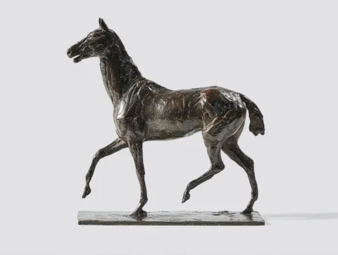 Edgar DEGAS 1834 -1917 Cheval marchant au pas relevé Bronze à patine brune Cachet de la signature, numéro et cachet de fondeur sur la terrasse "Degas CIRE PERDUE AA HEBRARD 11/L" Conçue circa 1881, cette épreuve fondue circa 1919-1925 Adjugé à 579 400 €