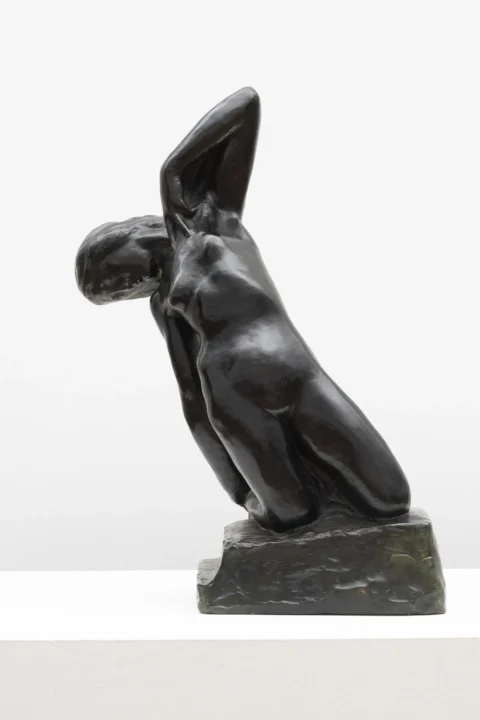 GEORGES MINNE (1866-1941) Baigneuse Bronze à patine verte. Signé. Adjugé à 3 840 €