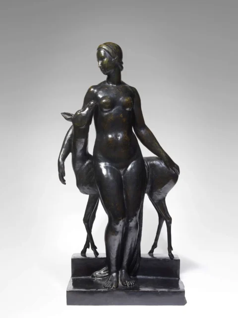 Gilbert Auguste PRIVAT (1892-1969)Diane à la biche Épreuve en bronze à patine noire nuancée. Fonte à cire perdue. Adjugé à 5 400 € 