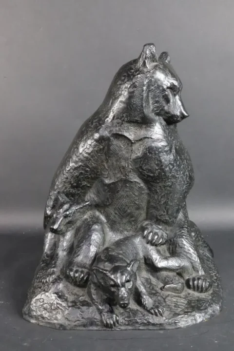 Georges Lucien GUYOT (1885-1973)"Famille d'ours" bronze à patine brune signé sur la terrasse, mention "cire perdue" avec marque de fondeurs Susse Frs Edts Paris Adujé à 15 500 €