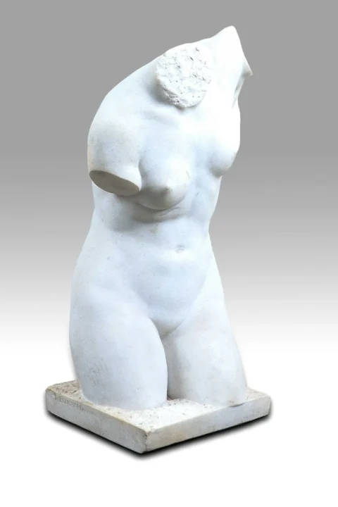 Henri BOUCHARD (1875-1960). Torse féminin- vers 1930. Sculpture en marbre de Carrare. Taille directe. Signé sur la tranche de la terrasseAdjugé à 4 200 € 