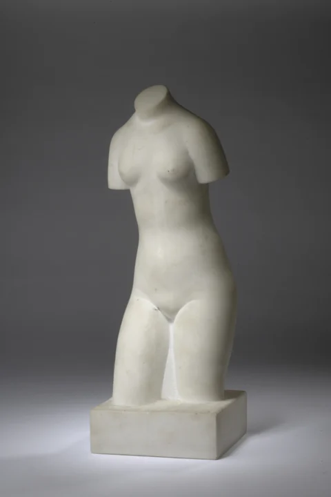 Henri PARAYRE (1879-1970). Torse de femme. Marbre blanc sculpté, signé et daté 1943 sur la terrasse. Adjugé à 3 700 €