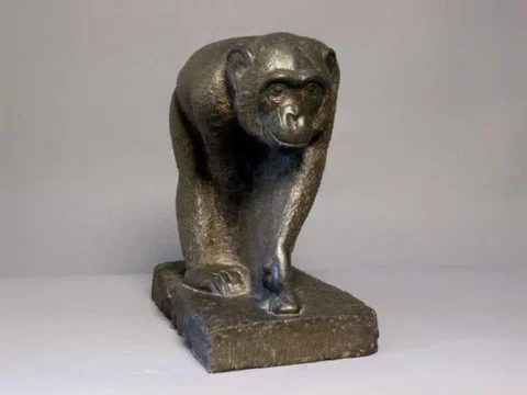 Matéo HERNANDEZ (1885-1949). « Chimpanzé ». 1922. Rare et exceptionnelle sculpture en granit noir réalisée à la taille directe. Pièce unique. Adjugé à 46 000 €