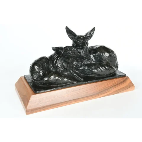 PLISNIER A. ÉCOLE FRANCAISE vers 1930. « Fennecs ». Bronze à patine brune portant l’inscription « Cire perdue ». Cachet fondeur GORINI Frères, actif à Poitiers. Adjugé à 3 600 €