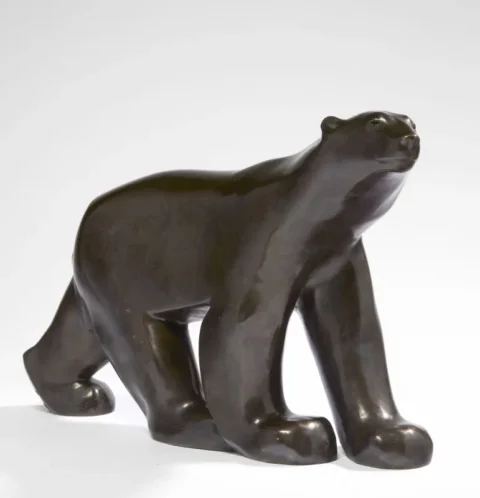 François POMPON (1855 - 1933) OURS BLANC - CIRCA 1929-1930 Epreuve en bronze à patine d'origine noire légèrement ambrée. Fonte d'époque à cire perdue de C. Valsuani. Adjugé à 155 000 €