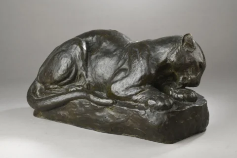 Roger Godchaux (1878-1958) Panthère couchée Bronze à patine brune, signé « Roger Godchaux » Porte l'insert circulaire et la marque du fondeur « Susse Fres Edts Paris », porte la mention « cire perdue » Adjugé à 16 000 €